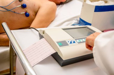 Doktor hastanın kardiyogram testini analiz ediyor. Tanısal, healt