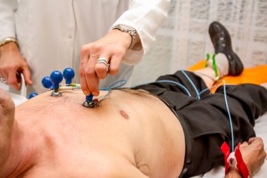 Hemşire Ekg veya Ekg testi için yaşlı bir hasta hazırlanıyor