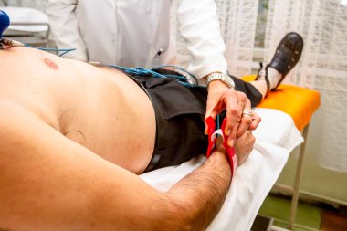 Hemşire Ekg veya Ekg testi için yaşlı bir hasta hazırlanıyor