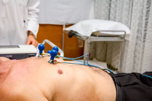 Enfermera está preparando a un paciente mayor para la prueba de ECG o EKG — Foto de Stock