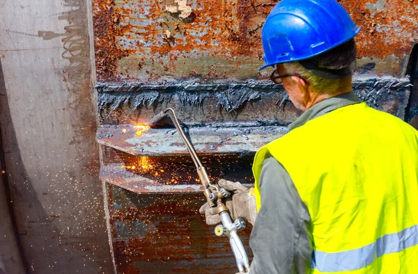 Trabajador está cortando equipo industrial de metal viejo con acetileno —  Fotos de Stock