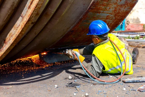 Trabajador está cortando equipo industrial de metal viejo con acetileno —  Fotos de Stock