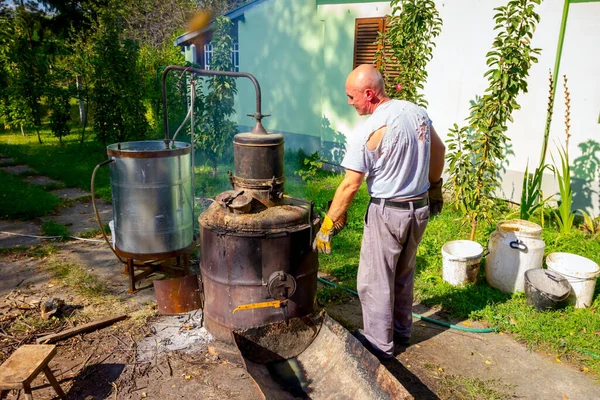 Uomo Sta Girando Manualmente Leva Mescolare Vinaccia Frutta Caldaia Distilleria — Foto Stock