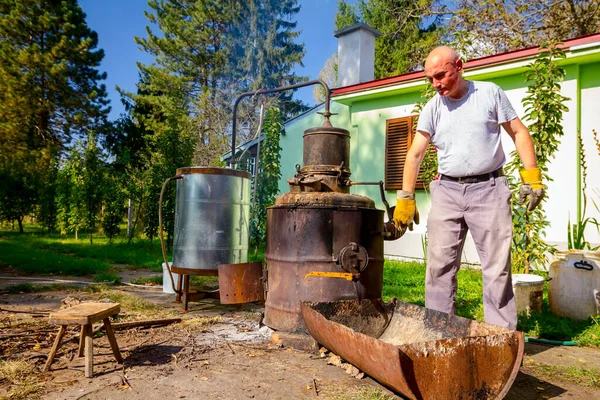 Uomo Sta Girando Manualmente Leva Mescolare Vinaccia Frutta Caldaia Distilleria — Foto Stock