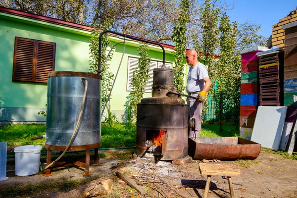 Uomo Sta Girando Manualmente Leva Mescolare Vinaccia Frutta Caldaia Distilleria — Foto Stock