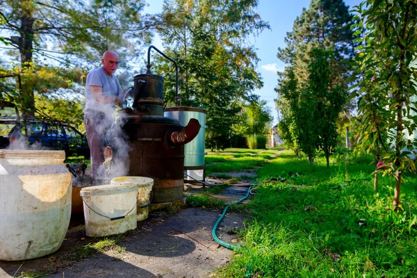 Uomo Sta Scaricando Caldaia Distilleria Fatta Casa Rame Rilasciare Vinacce — Foto Stock