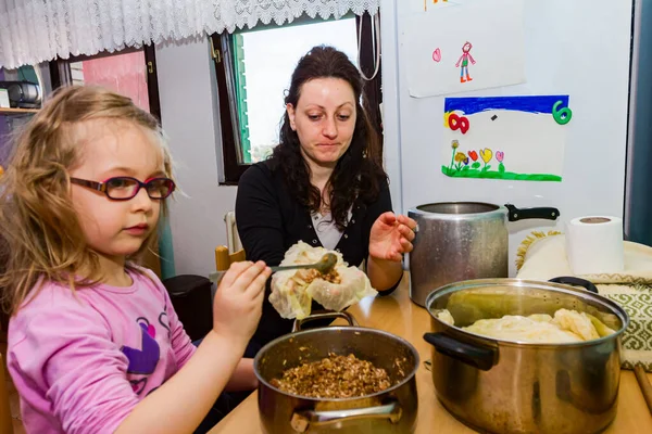 Moeder Haar Dochter Bereiden Samen Gevulde Zuurkool Kool Rollen Gemaakt — Stockfoto