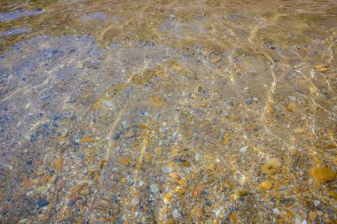 Güzel sığ sularda kayaların alçak açılı görüntüsü