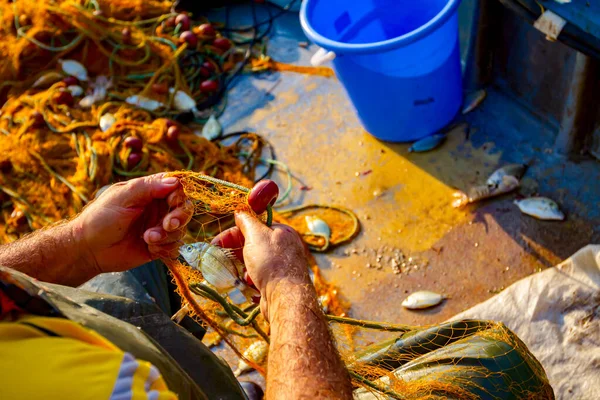 Fisher Pantaloni Gomma Stivale Sito Nella Sua Barca Accumulano Rete — Foto Stock