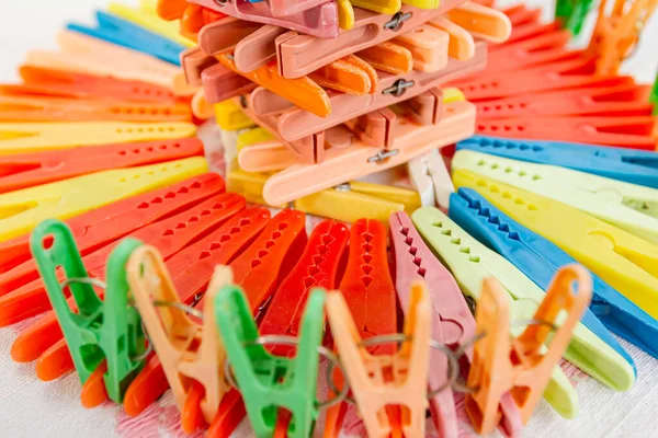 Kolíčky Šaty Pestrobarevné Kolíčky Prádlo Jsou Uspořádány Lemovány Uměleckém Tvaru — Stock fotografie