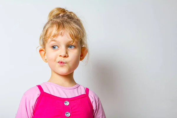 Portret Van Grappig Vrolijk Lief Klein Meisje Totdat Grappig Gezicht — Stockfoto