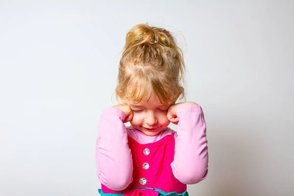 Portret Van Grappig Vrolijk Lief Klein Meisje Totdat Grappig Gezicht — Stockfoto