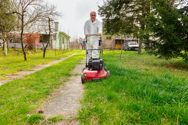 Koruyucu Giysili Bahçıvan Bahçesinde Çimen Biçiyor Çim Biçme Makinesi Meyve — Stok fotoğraf