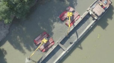 Kazı makinesindeki hava dairesi görüntüsü derinleştiriyor, nehir, kanal, tortu derinleştiriyor ve kirli bir su yolundaki çamur kaldırıyor. 4K Merkez 30fps DLog-M H.265 10 Bit Rengi