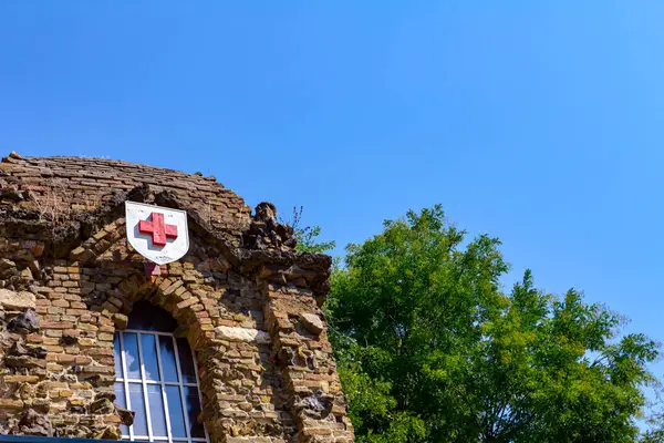 Zrenjanin Vojvodina Sérvia Agosto 2017 Bandeira Cruz Vermelha Antigo Edifício — Fotografia de Stock