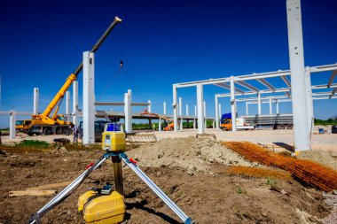 Diğer aygıtları inşaat sahasına seviyelendirmek için lazerli toplam merkez aygıtı.