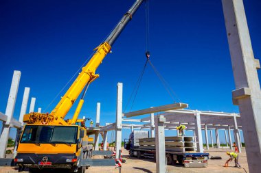 Kargo kamyonu kargoyu boşaltıyor, beton yapı inşaatı için beton kiriş, inşaat alanı..