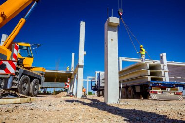 Kargo kamyonu kargoyu boşaltıyor, beton yapı inşaatı için beton kiriş, inşaat alanı..