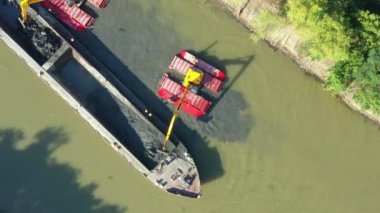 Kazı aracının hava görüntüsü tarıyor, nehir, kanal, tortuyu derinleştiriyor ve kirli bir su yolundaki çamurdan temizliyor.. 