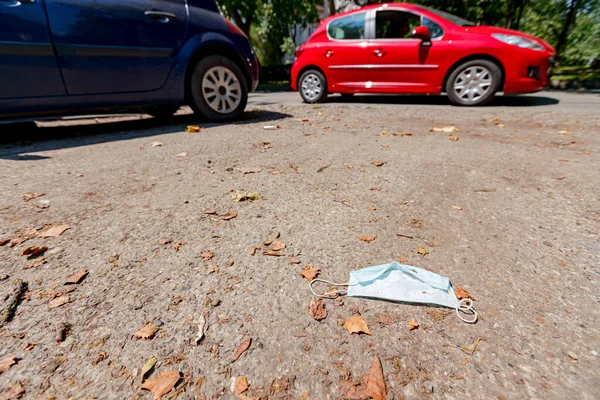 Utiliza Protección Contra Vertido Máscara Médica Suelo Ciudad Coronavirus Covid —  Fotos de Stock