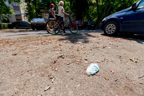 Gebrauchte Medizinische Schutzmasken Die Auf Dem Boden Der Stadt Entsorgt — Stockfoto