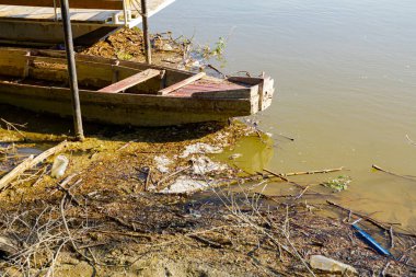 Doğaçlama rıhtım, kirlenmiş nehir kıyısında balıkçı tekneleri için yer..