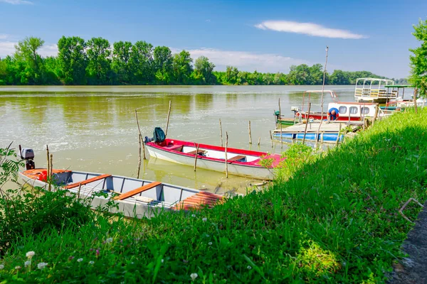 Barcos Pesca Estão Ancorados Doca Improvisada Rio — Fotografia de Stock