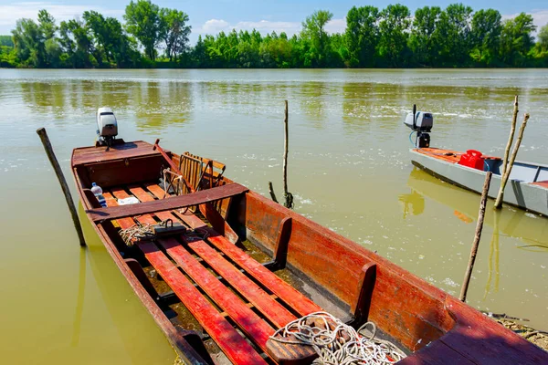 Rotes Hölzernes Fischerboot Auf Improvisiertem Steg Fluss Verankert — Stockfoto