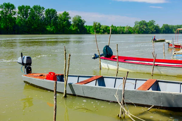 Barcos Pesca Estão Ancorados Doca Improvisada Rio — Fotografia de Stock