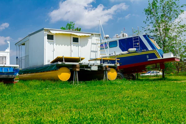 Barcos Motor Nos Reboques Estão Ancorados Seco Campo Grama — Fotografia de Stock