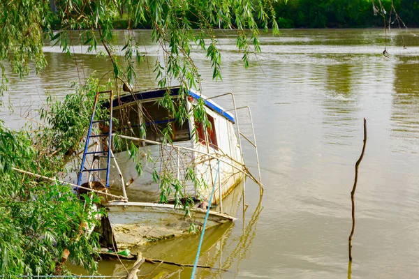 Pequeno Barco Pesca Naufragado Parcialmente Inundado Costa Rio Largo — Fotografia de Stock