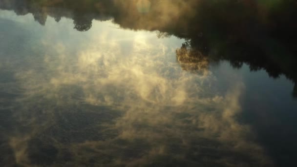 在风蚀 龙卷风 水汽在黎明时分在湖面上缓慢漂浮的景象之上 — 图库视频影像