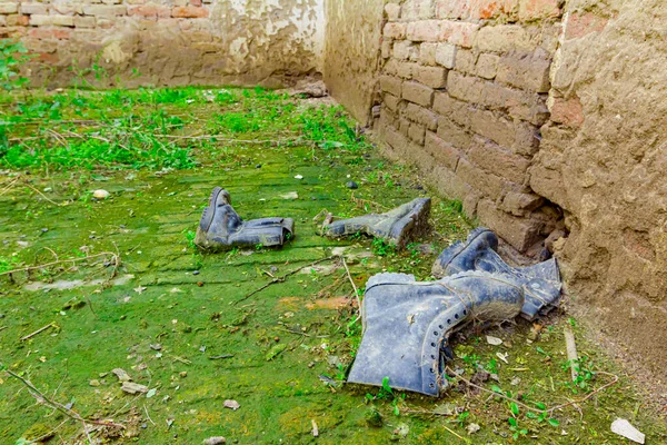 Eski Kirli Savaş Asker Botları Yeşil Mölerin Çamurlu Zeminde Çimenlerin — Stok fotoğraf