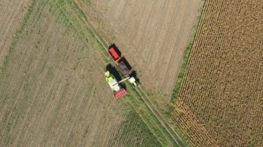 Zirai hasat makinesinden yapılan transmisyonun havadan görüntüsü karavana bağlanıyor, hasat edilen ayçiçeklerini boşaltıyor..