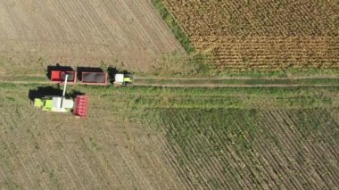 Zirai hasat makinesinden yapılan transmisyonun havadan görüntüsü karavana bağlanıyor, hasat edilen ayçiçeklerini boşaltıyor..