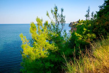 Lüks ev kayalık kayalıkların üzerine yerleştirildi. Huzurlu ve huzurlu bir koy..