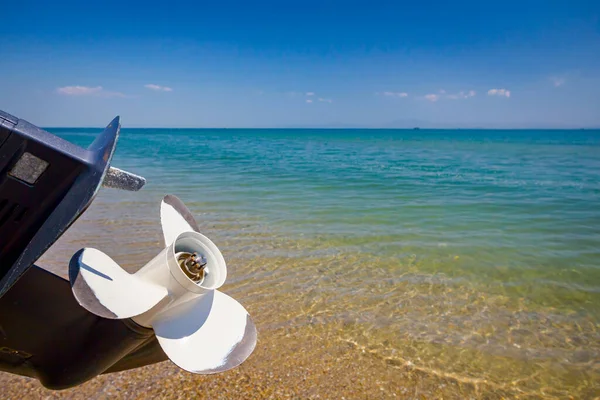 Blick Auf Die Weiße Propellermaschine Eines Motorbootes Der Ferne Das — Stockfoto