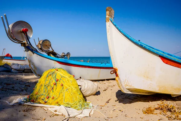Haufen Kommerzieller Fischernetze Und Motorboote Mit Sinkmechanismus Stehen Sandstrand — Stockfoto