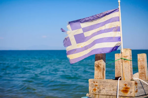 Stara Grecka Flaga Trzepocze Wietrze Ustawiona Małym Drewnianym Krześle Otwarte — Zdjęcie stockowe