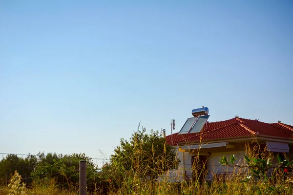 Wasserpaneele Für Die Nutzung Erneuerbarer Sonnenenergie Sind Auf Dem Hausdach — Stockfoto