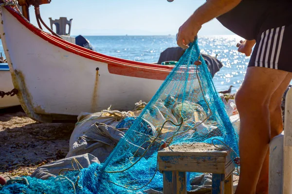 Visser Stapelt Visnetten Bereidt Zich Voor Zijn Volgende Vangst Boten — Stockfoto