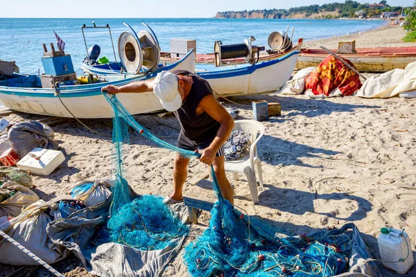 Pescador Empilhar Rede Pesca Preparar Para Sua Próxima Pesca Barcos — Fotografia de Stock