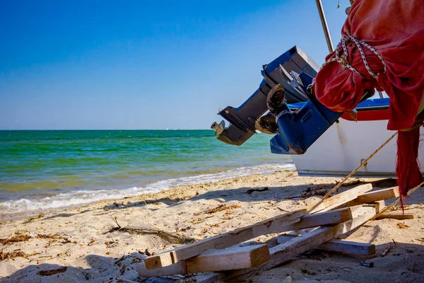 View Propeller Motorboot Het Zandstrand Schuimende Golven Spetteren Kust — Stockfoto