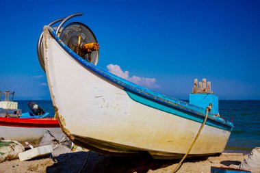 Balıkçı teknesindeki balık ağı mekanizmasını yakın plan çek..