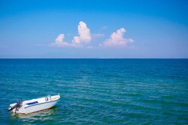 Küçük motorlu tekne güzel turkuaz huzurlu denize demir attı..