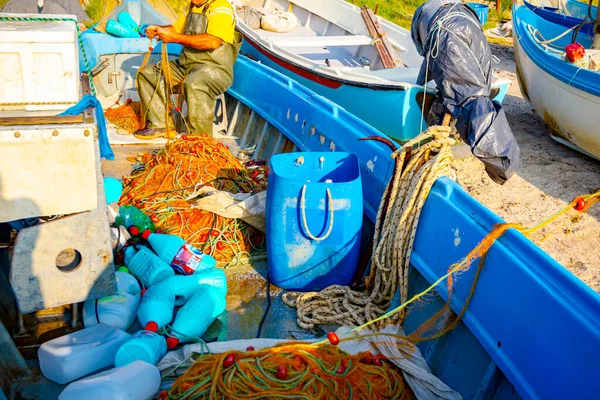 Fisher Calças Borracha Bota Está Sentado Seu Barco Empilhar Rede — Fotografia de Stock