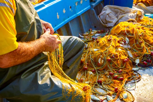 Fisher Gumových Kalhotách Boty Sedí Své Lodi Hromadí Rybářské Sítě — Stock fotografie