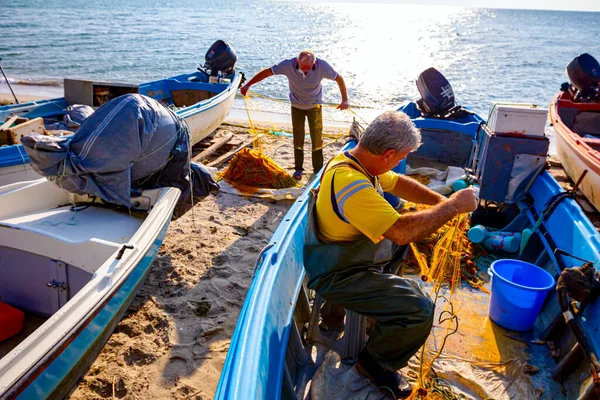 Twee Vissers Het Strand Één Boot Andere Naast Boot Stapelen — Stockfoto