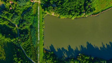 Tepe manzarası, ormanlık, kırsal yol, tepe üzerindeki göl barajı..