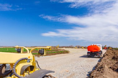 Peyzaj, makinelerle kentsel alana dönüşüyor, insanlar çalışıyor. İnşaat alanında görüntüle.